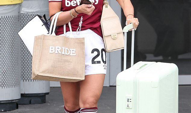 Nevjesta Dani Dyer nosi nogometni komplet West Ham u čast svog nogometaša zaručnika Jarroda Bowena dok stiže na Ibizu za svoj drugi kokoš