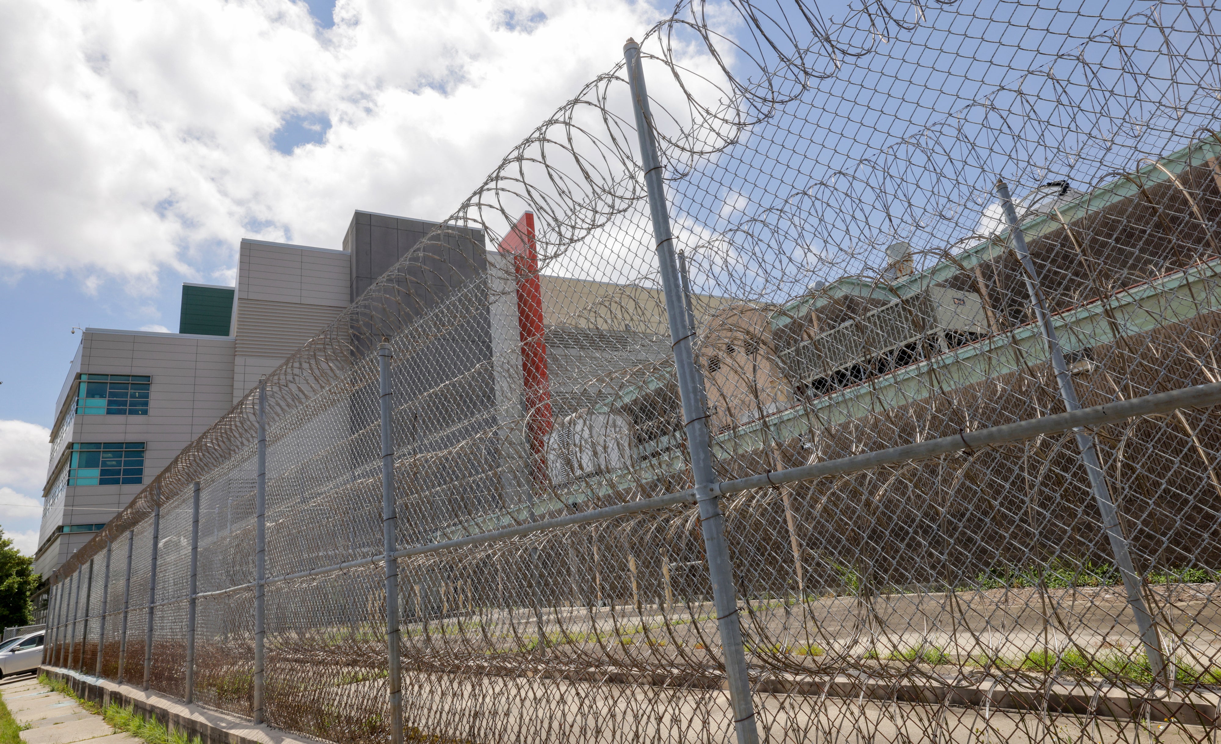 Župni zatvor Orleans u kojem je 10 muškaraca pobjeglo u petak, 16. svibnja. Sedam muškaraca ostaje na slobodi dok je FBI udvostručilo svoju nagradu na 10.000 dolara