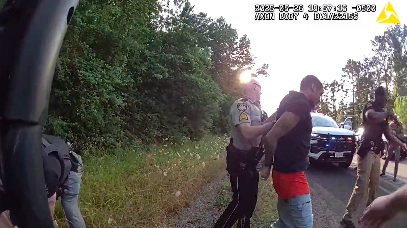 Ova slika iz videozapisa koju je snimila policijska uprava Huntsville 26. svibnja 2025. godine prikazuje uhićenje dvojice zatvorenika New Orleansa koji su bili u bijegu od njihovog 16. svibnja 2025. godine, Jailbreak