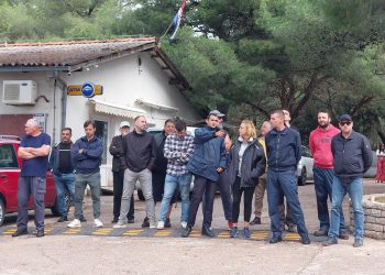 “Nisu ni smjeni raditi ove godine!” Mještani i dalje blokiraju prolaz!