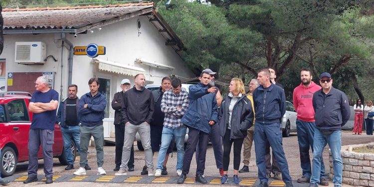 “Nisu ni smjeni raditi ove godine!” Mještani i dalje blokiraju prolaz!