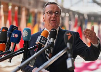 Njemački ministar obrane kaže da bi se vojni nacrt mogao vratiti ako se dobrovoljni brojevi propadaju