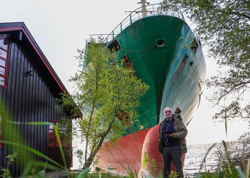 Norveški čovjek se budi kako bi pronašao teretni brod od 443 metra istrčao se u svom dvorištu
