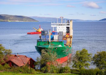 Norveški čovjek spava kroz masivni kontejnerski brod koji ulazi u njegov vrt