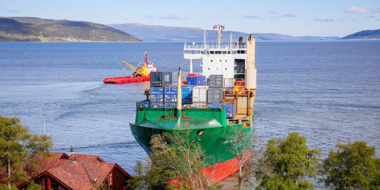 Norveški čovjek spava kroz masivni kontejnerski brod koji ulazi u njegov vrt