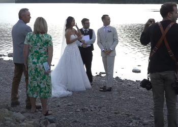 OSTALI U ŠOKU Usred ceremonije vjenčanja na plaži, prekinuli ih urlici zapomaganja