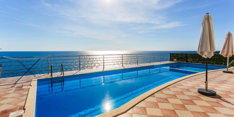 Obećao ženi popraviti bazen na Krku, uzeo akontaciju i prestao se javljati