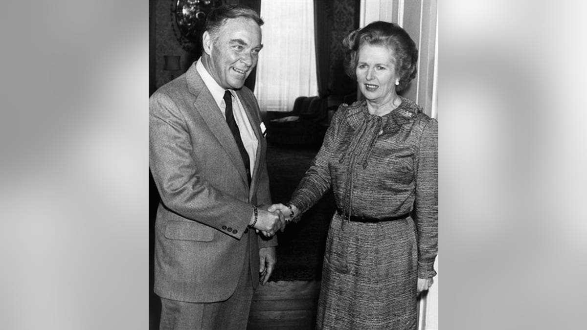Datoteka - U ovom 10. travnja 1981. Datoteka, premijerka Margaret Thatcher pozdravlja američku državnu tajnicu Alexander Haig u ulici 10 Downing Street, London. Haig, koji je služio republikanskim predsjednicima i sam se kandidirao za ured, umro je, u subotu, 20. veljače 2010. godine. Imao je 85. godine (AP Photo/Press Association, File)