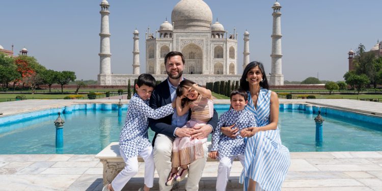 Obiteljska je bitna: kako VP VANCE, supruga pružaju “normalnost djeci u vrlo nenormalnoj situaciji”