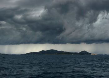 Oblačno s pokojim pljuskom i umjerenim jugom
