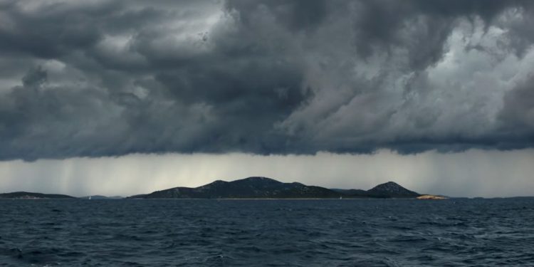 Oblačno s pokojim pljuskom i umjerenim jugom