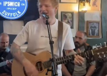 Obožavatelji Ed Sheerana tretiraju se na svirku iznenađenja u njegovoj matičnoj županiji dok preimenuje pub po svojoj novoj pjesmi Old Phone