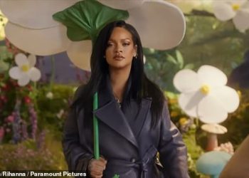 Obožavatelji Rihanne izbiju dok ispada iznenađenje novog glazbenog videozapisa nakon najave o trudnoći