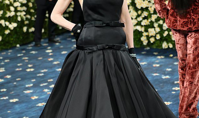 Obožavatelji se divljaju zbog kratke kratke frizure Nicole Kidman u 2025. godine Met Gala dok je pohvalila zbog perika i otkrivajući svoje “prave” brave