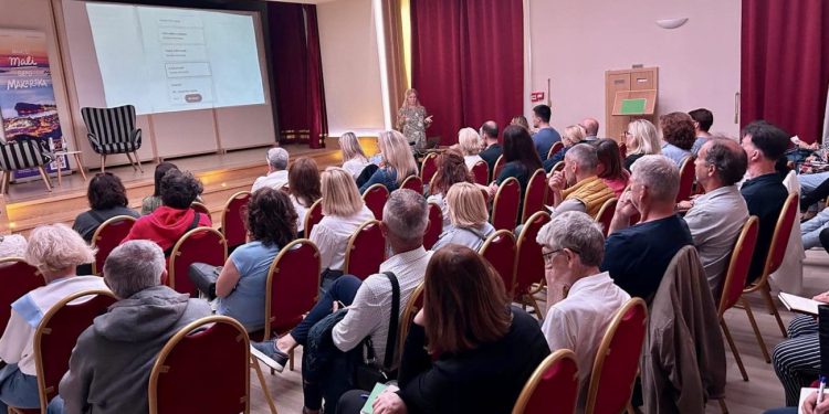 Održana edukacija za privatne iznajmljivače – puna dvorana Arte u Makarskoj