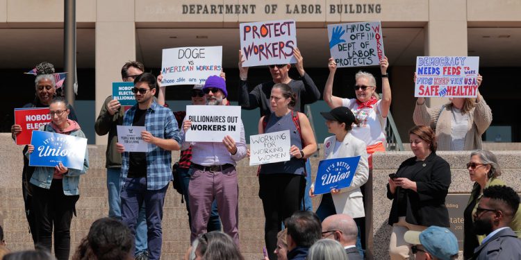 Ogorčenje nakon što je Trumpova administracija obustavila program obuke za posao za radnike s niskim dohotkom