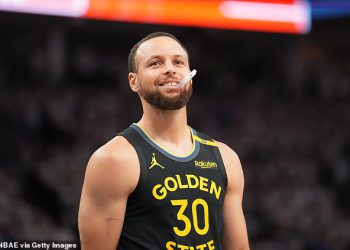 Ogromna zabrinutost za Steph Curry jer je on prisiljen iz Golden State Warriors NBA doigravanja
