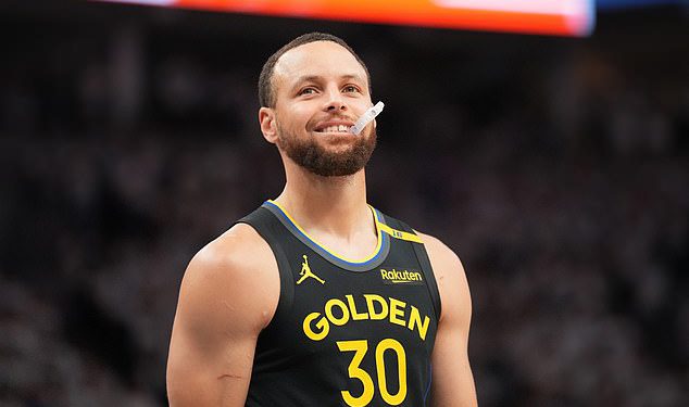 Ogromna zabrinutost za Steph Curry jer je on prisiljen iz Golden State Warriors NBA doigravanja