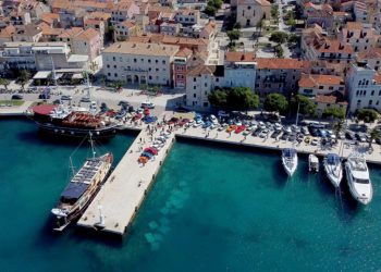 Oldtimer Promo Tour Makarska 2025. powered by Datacol. Pogledajte vozila koja su se našla u Makarskoj