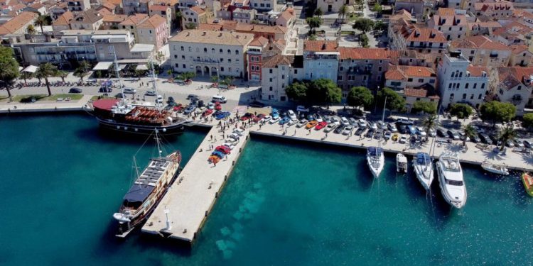 Oldtimer Promo Tour Makarska 2025. powered by Datacol. Pogledajte vozila koja su se našla u Makarskoj