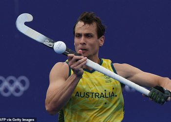 Olimpijac je zabranjen nakon što je provalio pokušavajući kupiti drogu u Parizu kako bi se vratio šok za Kookaburras