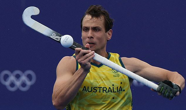 Olimpijac je zabranjen nakon što je provalio pokušavajući kupiti drogu u Parizu kako bi se vratio šok za Kookaburras