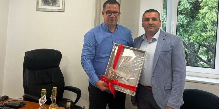 Općina Klis pomaže Novom Travniku: Obnovljeno dječje igralište, kupljene nove klupe u parku