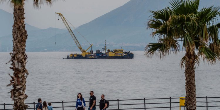Oporavak Superyachta Mikea Lyncha zaustavio se nakon što je Diver umro tijekom spašavanja misije