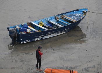 Osam migranata za koje se smatralo da su izgubljeni na moru nakon što je čamac prekriven nađenim u San Diegu – ali 10 -godišnjak ostaje nestao