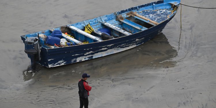 Osam migranata za koje se smatralo da su izgubljeni na moru nakon što je čamac prekriven nađenim u San Diegu – ali 10 -godišnjak ostaje nestao