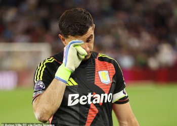 Otkriveno: Ponude suze Emiliano Martinez već mora napustiti Aston Villa ovog ljeta, jer njegova supruga govori o ‘ponosu’ za svog supruga nakon što je na terenu zaplakao i mahnuo ‘zbogom’
