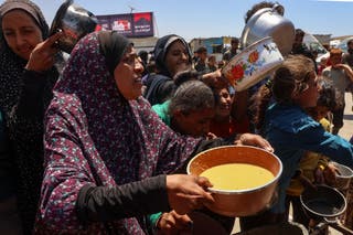 Palestinci su u srijedu primili topli obrok na točki distribucije hrane u gradu Al-Rimal u gradu Gazi u srijedu