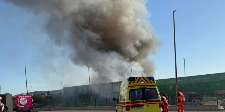 POŽAR U KAŠTELIMA: Jedan vatrogasac ozlijeđen u borbi protiv plamena