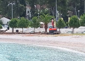 PRVI RED DO BAGERA Na najvećoj plaži na Šolti, onoj u Nečujmu u tijeku su radovi