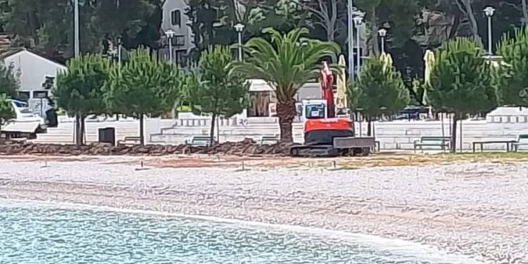 PRVI RED DO BAGERA Na najvećoj plaži na Šolti, onoj u Nečujmu u tijeku su radovi