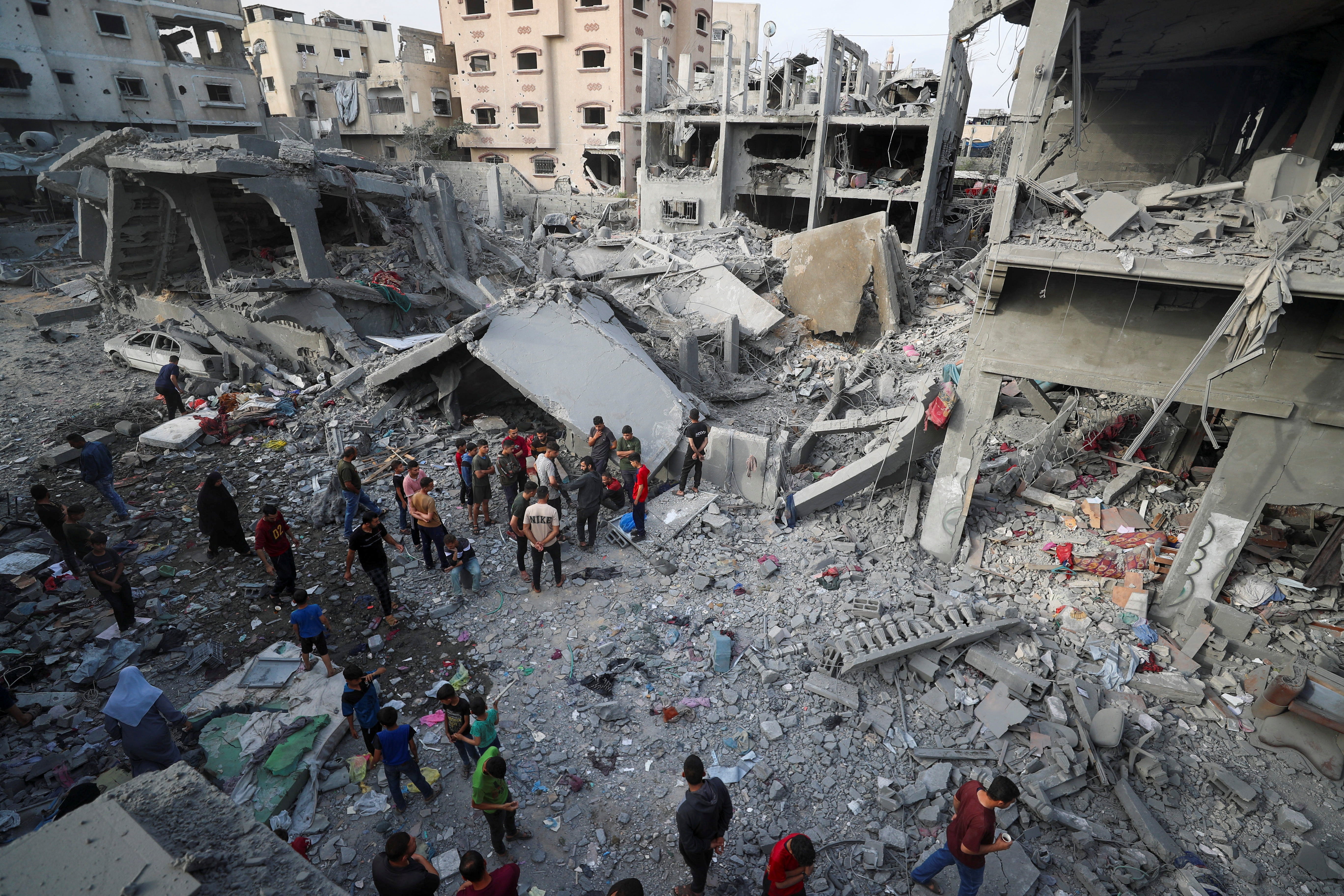 Palestinci pregledavaju mjesto izraelskog štrajka na kuću u Jabaliji, Sjeverna Gaza Strip, u nedjelju