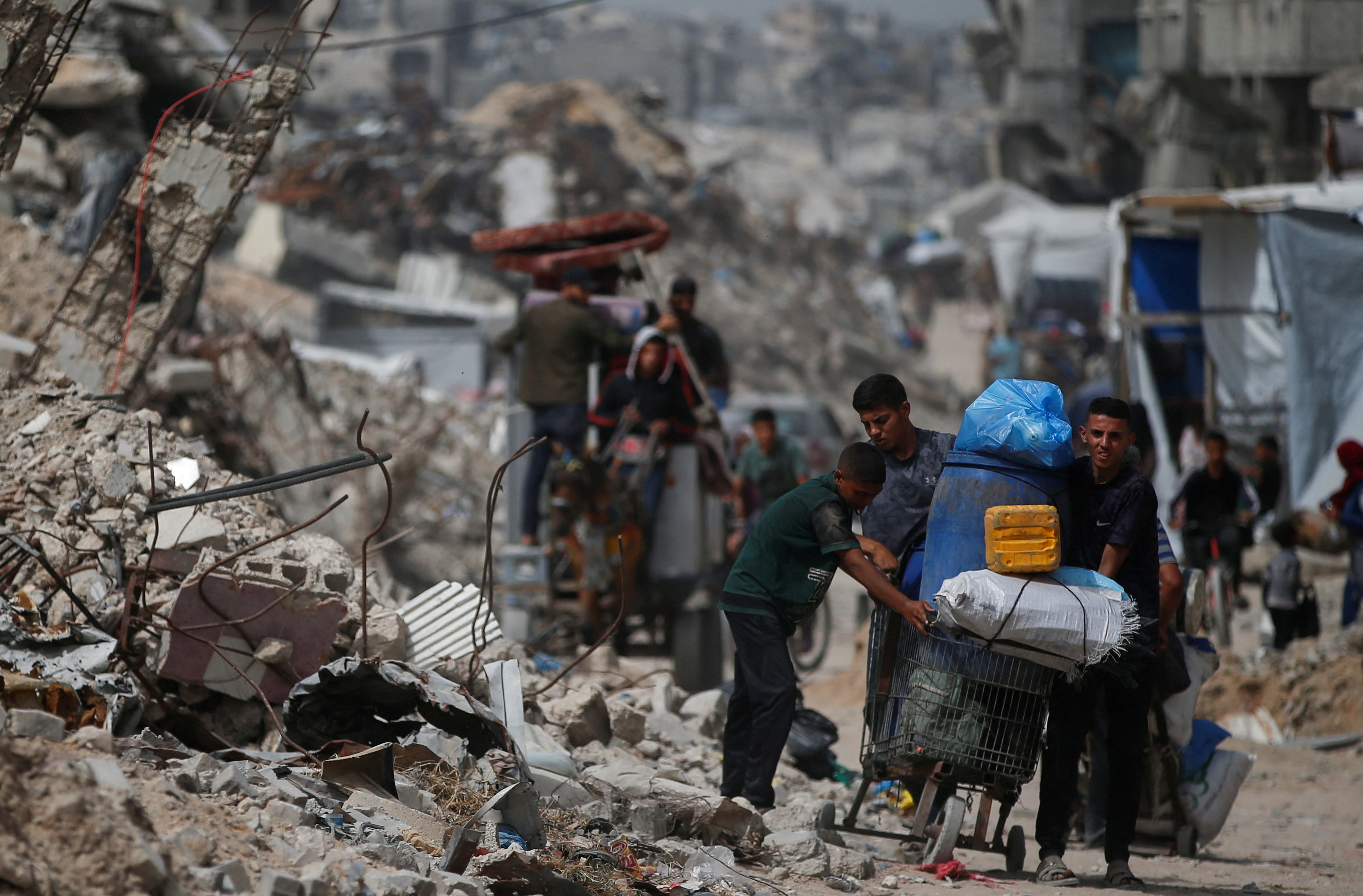 Palestinci se kreću s stvarima dok bježe od svojih domova, nakon izraelskih zračnih napada u traci Sjeverne Gaze