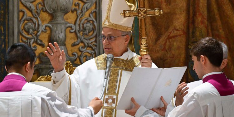 Papa Leo XIV ažuriranja uživo: kardinal kaže da će Leo biti ‘prokleti dobar papa’ dok Bijela kuća umanjuje Trump napetosti