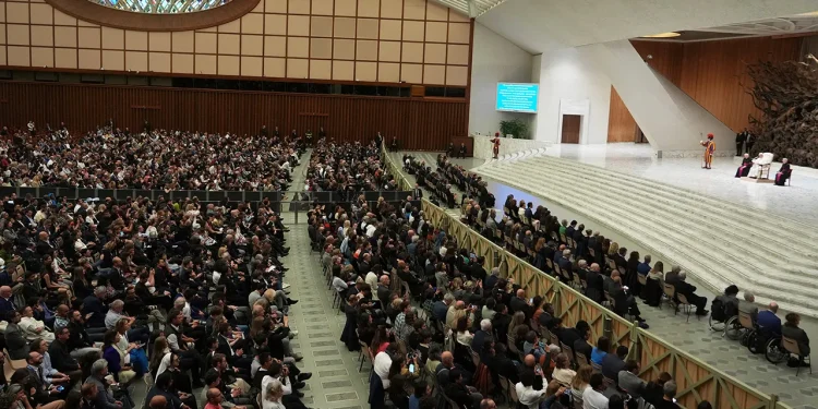 Papa Leo XIV jelo savjet novinarima, spominje AI Challenge na prvoj konferenciji za novinare