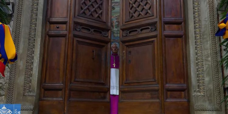 Papinska konklave ažuriranja uživo: kardinali započinju tajno glasovanje za biranje pape