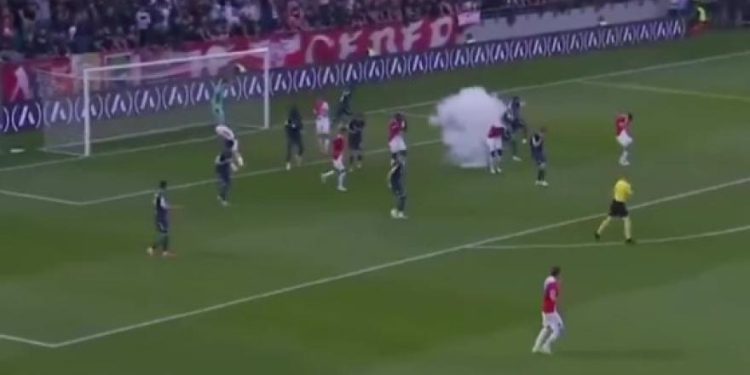 Parddo eksplodira na terenu, igrači se sruše na zemlji