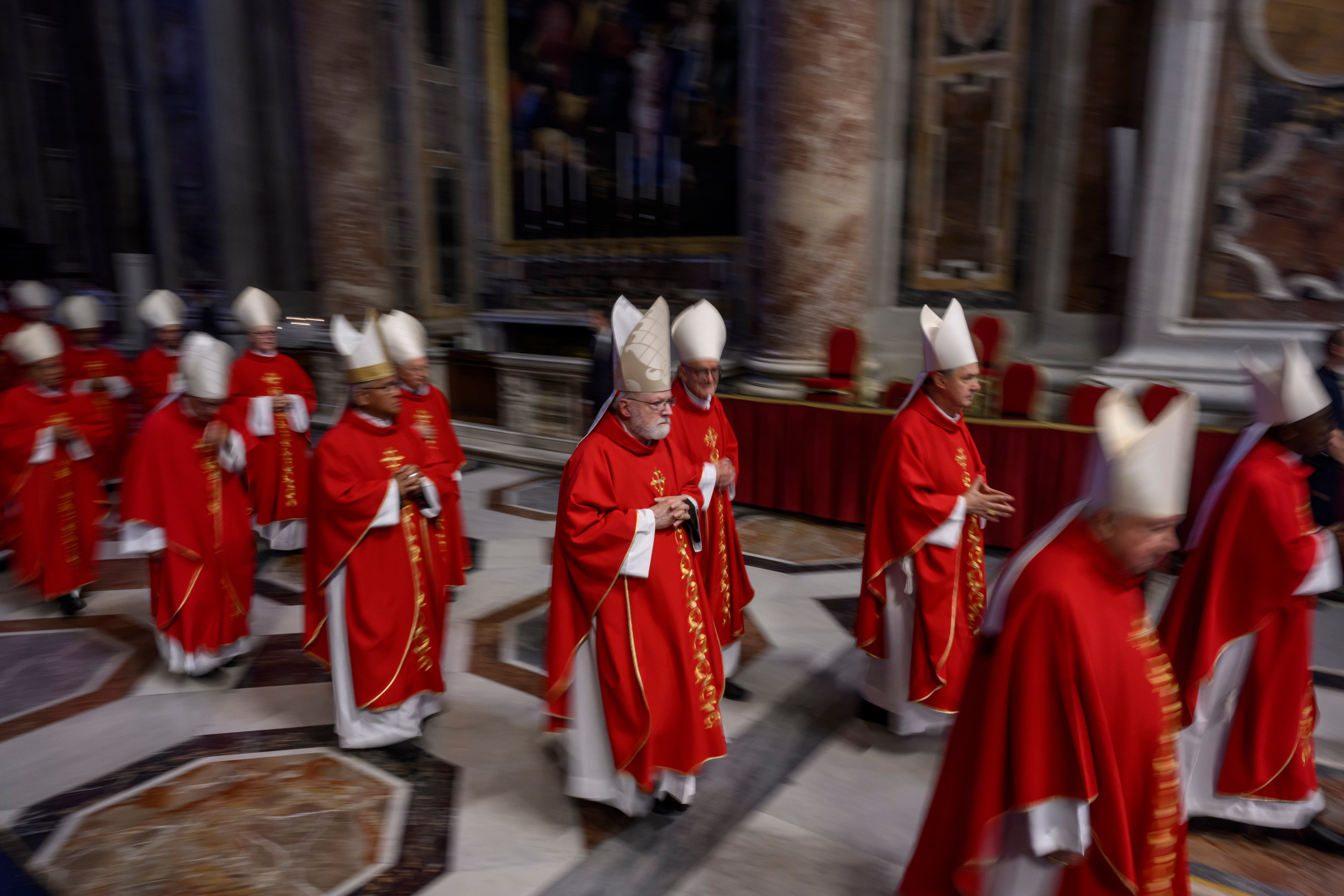 Kardinali stižu kako bi prisustvovali šestom Novemdiales misu koja se održava za pokojnog pape Franjo u bazilici St. Peters, 1. svibnja
