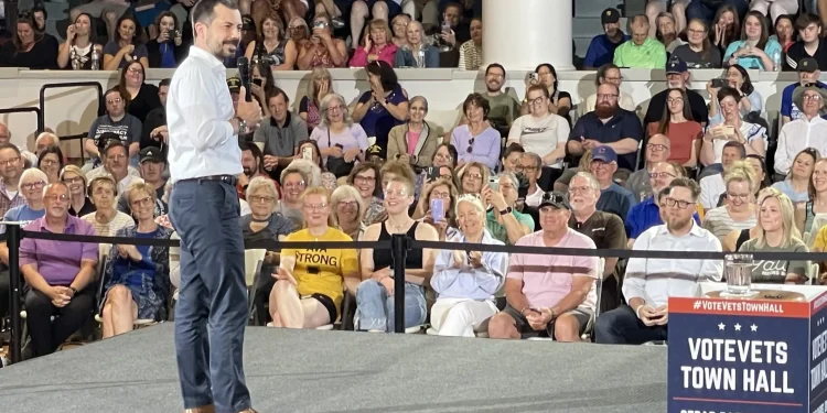 Pete Buttigieg adrese 2028 Špekulacije tijekom posjeta Iowa