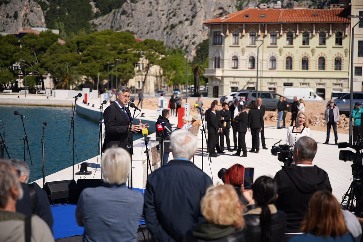 Pred dolazak Plenkovića u Split, na Zapadnoj obali dogradonačelnika dočekala ploča s pogrdnim natpisom "Rđavi ku**c":