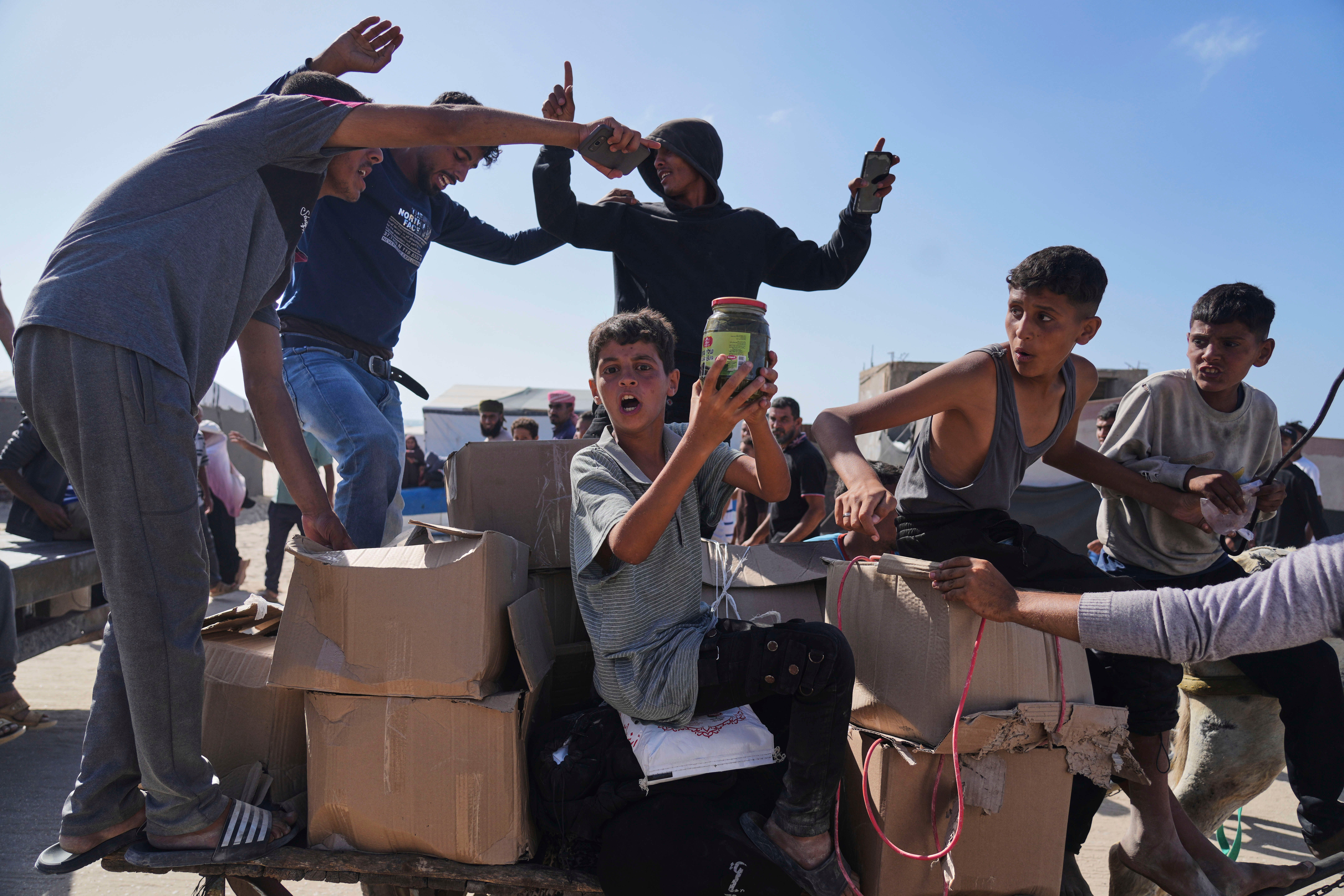 Palestinci nose kutije koje sadrže pakete hrane i humanitarne pomoći koje je isporučio Humanitarna zaklada Gaza, kontroverzna skupina koju su podržali SAD i Izrael, u Rafahu 27. svibnja 2025.