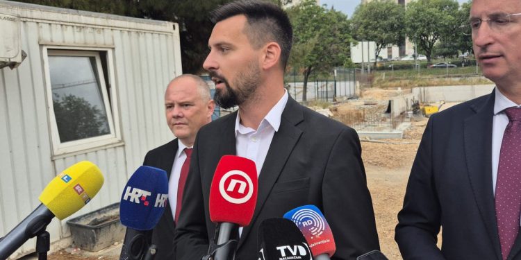 Pijani turisti već su krenuli raditi probleme u centru grada. Ivošević: “Ovo je problem svih obalnih gradova tijekom ljetnih mjeseci”