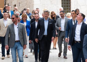 Plenković došao na stranačku kavicu u Šibenik. S trga kod katedrale poručio: ‘Burić i Rakić dobitna su kombinacija’