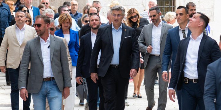 Plenković došao na stranačku kavicu u Šibenik. S trga kod katedrale poručio: ‘Burić i Rakić dobitna su kombinacija’