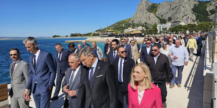 Plenković i Boban na otvaranju nove luke u Omišu: “Nastavljamo ulagati u obalnu infrastrukturu”