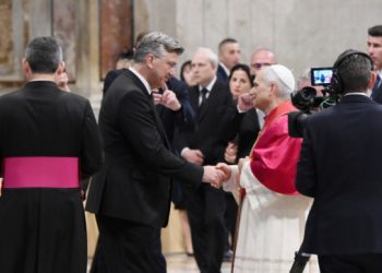 Plenković se susreo s papom i pozvao ga u Hrvatsku